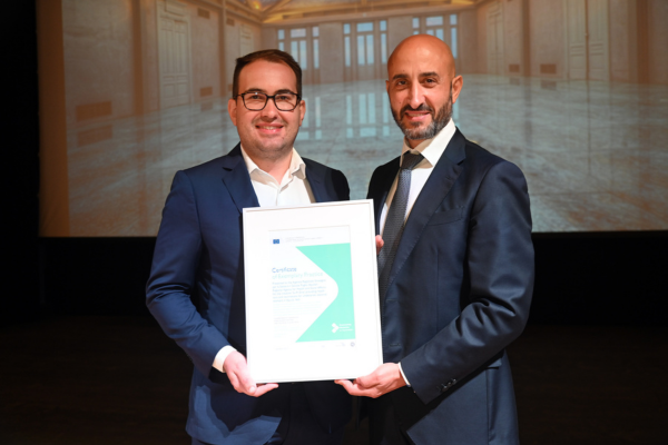 Carlos João, Project Advisor, European Health and Digital Executive Agency (HaDEA) presenting an award to Giovanni Gorgoni, Director General of AReSS Puglia.